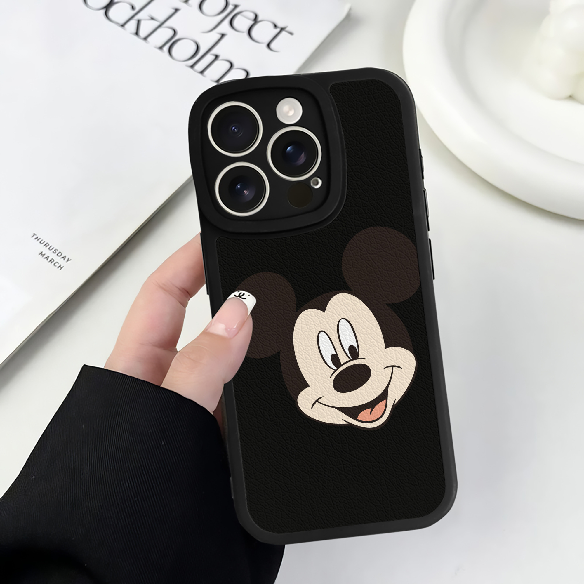 （画像用） ミッキーマウス Mickey Mouse 【iPhone 16シリーズ対応】シリコンスマホケース（レザー調） 材質：シリコン